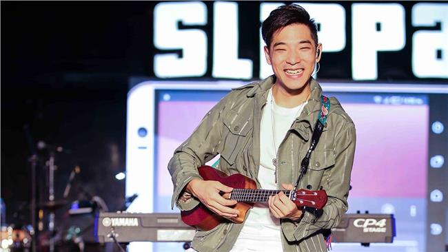 王大文颱風天穿夾腳拖唱《雲霄飛車》