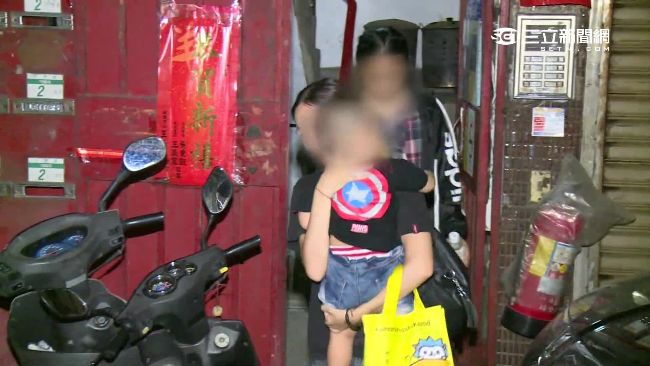 扯！媽媽開毒趴狂歡　一歲兒旁邊看