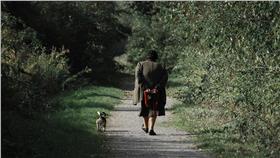 家鄉,老人,祖孫-翻攝自FLICKR-https://www.flickr.com/photos/wuyou/2972868976/in/photolist-5wGJnE-7TR8CX-75C86W-5GdXQS-uwMJHa-fm2Zp-fm2Yk-fm2Xj-fm2VK-fm2Tr-83QW4z-VNE2v-PziYg-fm2SY-fm2SC-4nCebq-ptVrJZ-pcqcKp-5GdXQN-24W7fx-a4GZcL-7pDxYT-9MBNWQ-nPkAxG-pCaNYZ-k21rJG-fm2Wh-fm2TV-p8BwGq-ppFRyG-83QXf6-83U4CG-83QWE4-bNvxvX-hBiigr-81MbRf-81J2Xv-65L2pm-fm2XZ-65FJ8v-kofTP4-81J3sT-dYXDmS-81MeF1-81Mer3-81J58i-81J4uk-81Mctd-4i3Byy-81Me8N