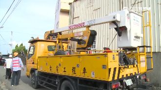 又一位崩潰！伸港鄉代押台電人員搶修