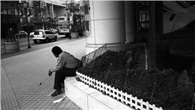 父親背影／取自flicr_Lordcolus_https://www.flickr.com/photos/lordcolus/3794797465/in/photolist-6Mkk5v-7nMway-9Vca8n-7XcZ93-65Kp7Y-cEAQxo-7AB9xP-6LPqCo-7qbK6T-6xTJ8E-75PE4Y-6HfMRn-7Qc1YG-7Px169-7Pzubm-7X4Dq2-7ZZEEX-7PuFKJ-7QeARr-7Ns2VX-5LbZgQ-5amSEU-6oGLbE-6jvtge-4DBPuz-o3cswg-8575or-e3Hou-3KEx1b-7B9npb-5QzSP3-9VfrWh-aNRMCp-evDkyM-9jCX5m-7eQiTD-6D8pRj-88nufY-8mmUuF-65CqkV-8y2sos-emu2Wn-bFs412-arr9hV-bJrAC4-8v5nnG-7PcMNm-66Ugzk-an694C-8xYsFv/