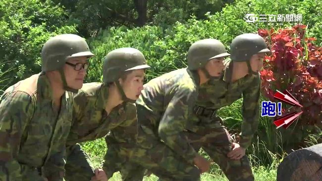 翻牆爬竿樣樣來　軍官‧情人來真的