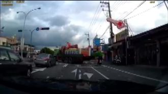 貨車超載闖紅燈迴轉　擊中倒楣女騎士