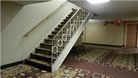 摩鐵,樓梯,/Flickr-Ross Griff-https://www.flickr.com/photos/rossaroni/6624944061