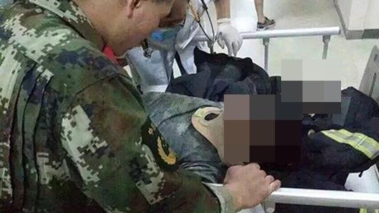 天津爆炸6消防死　隊友難受哭著救火