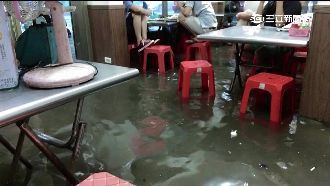 豪雨釀淹水　客人淡定「腳泡水」吃麵