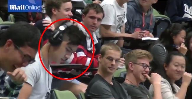 影／糗了！　他和全班一起「聽」A片