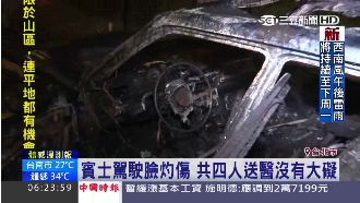 賓士疑違規左轉撞機車　滿油釀火燒車