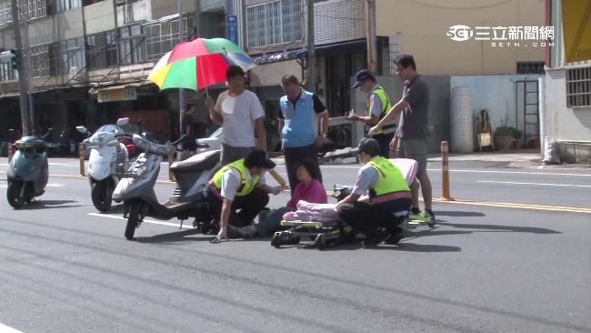 送報婦車禍受傷　撐傘哥熱心幫遮陽！