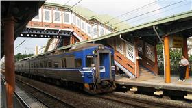 台鐵、火車
https://www.flickr.com/photos/chitsaou/3845376141/