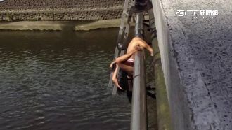 閻王不收！女子墜橋　腳卡管線保命
