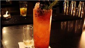 魯蛇,夜店,屌,隊友,吧台,酒保▲圖／攝影者H. C., flickr CC License
https://www.flickr.com/photos/la-oc-foodventures/3308567292/in/photolist-63ngME-4tL6M1-a5ZzkC-gaRjUW-fpnfpY-7kDXVX-5cRffY-okaR6D-siwAzC-5oRmEe-7f5bbu-nYfH96-7KxLAE-awELNL-nUWkor-5ghY4p-etY1Vo-bu92ef-8JEpNv-9NzERz-cirVB7-ocHFu7-bs9MLG-8GDnHY-29avG-fp7ZGP-cAe6Nm-fDKgSf-fpnfad-cmhnvL-gu7BvK-ci2hgj-gyqg5d-4evFSz-4PvvHc-fgGUbU-hmAAjP-a1MRgp-fpnfby-aGL2eP-ckUTCq-dFuter-8TQFR2-fsnTPf-6xniY7-6U3ffN-cEnmBJ-eecqq-7cb1ne-76ArLe