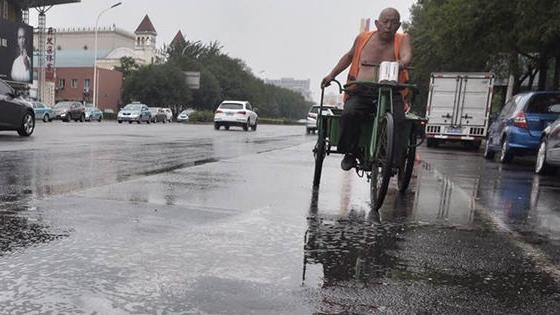 津爆後首降雨　地面驚現白泡沫