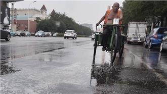 津爆後首降雨　地面驚現白泡沫