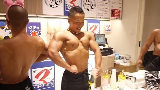誰受得了！6塊腹肌猛男裸身賣剉冰