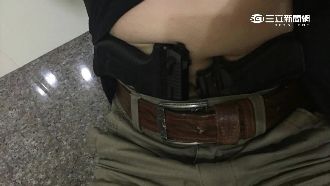 雙槍俠！販毒首腦防黑吃黑腰間插槍