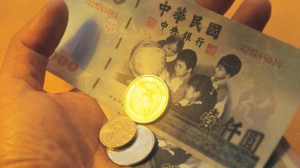 軍公教爽領　老百姓1年卻得幫繳＿元