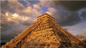 瑪雅金字塔／Dailymail／http://www.dailymail.co.uk/sciencetech/article-3200817/Sacred-sinkhole-discovered-1-000-year-old-Mayan-temple-eventually-destroy-pyramid.html