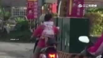 2歲童站機車坐墊狂飆　僅用繩索固定