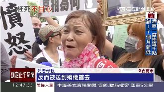 感冒就醫卻送命　家屬不滿抬棺抗議