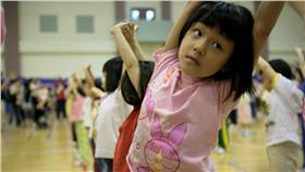 伸展操stretching/Flickr/Tommy Wong/https://www.flickr.com/photos/gracewong/479923241/in/photolist-JpJsD-5cZQWG-627gUP-59cBof-aui7Ht-fdGGL9-8M49MW-auhTjn-auhTar-94FKth-eTJz16-eTVZr5-eTVZiw-eTJyie-7Mchf9-5NJ6ip-afAPPy-93LNFw-cvZ3VW-e8HgqM-eMbzw-cdaWg-aWmxEt-csMUs1-b919zZ-mQK4in-761Xdb-oBAge6-rePuTz-cmJpps-p2jTU8-bzbKTs-FHyzh-8G486H-aui8He-aui8AH-aui87x-aui7Zg-bDYL3N-oQdcX2-aukxwQ-ftV88Z-fw7Av7-dNpTvw-fb6pfk-fCm1we-5tbyUr-5dyDUD-aui8e6-nwwk1S