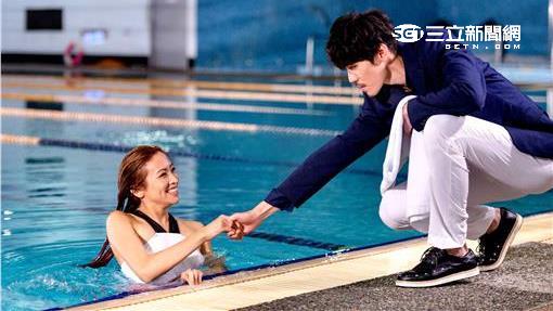 羞～安哲被袁詠琳搞得下半身濕濕的