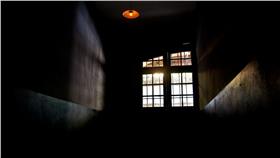 囚禁－監獄－https://www.flickr.com/photos/staffanscherz/9057005334/in/photolist-eNkw9o-bNLFPa-7PFM1u-9sWd2M-KLZfE-dV5BnG-89H6wj-4LFjTm-4cKXpi-qwNvRT-9hWi2A-9sWd4e-qn1bAM-oumNWs-4mK6Lb-bNLEeB-6b3zaf-5wjANj-5xtiJ3-aEwZFR-9S5rMa-gWwadj-fmBh9z-eeqgb2-eeqi5i-eew1n7-e5jDoF-8wV4oy-eeqijx-bH4adD-eew2Bh-eeqhTi-eew1YJ-juNbnz-dbvScU-6iknRn-aEoGcr-5BYT9N-2NrJzc-4UksXp-fvQS77-bum9cC-phhrg3-6MtNE1-fmBGYP-5xtiJS-6PGrAd-fnZc89-6gZ6BL-5MQBX9