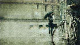 下雨,騎車,交通,實況－翻攝自百度百科