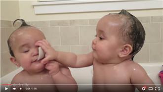 可愛雙胞胎　媽媽一句話立刻躺平裝睡