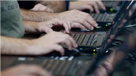 上網示意圖／攝影者Official GDC, Flickr CC License）