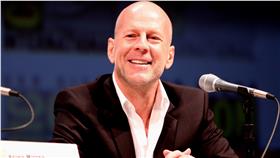 布魯斯威力
翻攝ｆｌｉｃｋｒ
https://www.flickr.com/photos/gageskidmore/4840565824/in/photolist-8nKazs-8jeaDm-8nG4Dp-4a6JRb-8nFVS2-4b8YQK-5762Zc-8nKJyW-8jegJA-dc6sQC-7YXyHL-epEdSk-fscnsH-r8DTT1-2vEEnv-fx5rR-2cAZbs-8jaQYP-e3bMrs-NwpCX-56sKJw-NwpgH-8mkdrz-8jb9t4-joR8y6-pZ18Wp-6UobdB-6pN9Pf-fwuhL-dc6tLY-dc6teq-dc6sSq-e3bDvN-e35Z1c-icxLoF-arWNxe-dozMWu-8jbbCe-7CA7nd-oa3EL4-9XAnBs-bVVcTn-bVVcdV-dEdYa1-43GgCG-nBfCmG-nTrL74-8xzdpT-e35YuB-4bM8VN