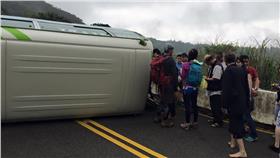 公車,翻覆,遊園▲圖／翻攝自爆料公社