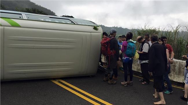 陽明山遊園公車翻覆　19人受傷送醫