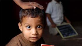 小孩／flickr－PROPratham Books
（https://www.flickr.com/photos/prathambooks/3292439024/in/photolist-61WBq5-6AyUv-3bSoof-q8n3K-HiC5s-61T9dD-99Xy2s-s5oXt7-5BPBNv-BmVWw-njh7jw-a7dDai-5x6Lfj-dSLRr4-47doMj-4Z7ZSe-yWSHa-jSjVL1-22d2UK-4EyozL-61SshK-5Lhbzk-5k1DW4-q11rTv-ccv4cw-wpLVUW-dqTJe2-aTmEJg-5NtDo6-jNwCYT-6tyWqS-4r186C-ba8J4k-6pGgJd-7XvMMc-kLkXg2-8rZ1wP-87kXce-qa4qf1-6egZDP-bxEj4P-99qLaL-g6nE5u-7AssDe-unnNgo-Dm4mQ-6fLSa5-oLKErn-4UcLTB-mZWd8G）