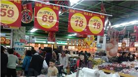 大賣場
翻攝ＦＬＩＣＫＲ

https://www.flickr.com/photos/lazurloner/6734952171/in/photolist-bg9oD2-o63tiW-acAF9p-5jgZvV-b3DaQM-6DZepP-uqEaQ-b3DaQF-8HNfrR-rL5GGj-ez8Abv-dEfqoe-dEkKkh-5xsXhf-vauBqy-2FwP7K-6qfXxD-9hxqtb-7VedSs-37Z17e-ez8GdH-9hxpcA-aCEuDg-2YrcbW-jeSUj-4iU5EV-2Yrfes-4yjE5R-d37oMQ-aiXBdm-9aAZYf-9aBbQE-7CiRr7-995V91-9huhhR-9innrh-bmVSkJ-9hxmfY-5ft8ub-9dv541-7Vb2ZK-5eCyPA-4WETf-7d5KNq-D77yo-5tBF3t-93MYJn-DczP2-DcAmM-ozMprY