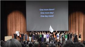 美國學校開學前，老師高唱悲慘世界（圖／翻攝自YouTube_Flash Mob 