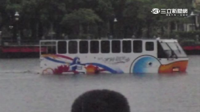 大雨水急鴨子船划不動　遊客困河中央