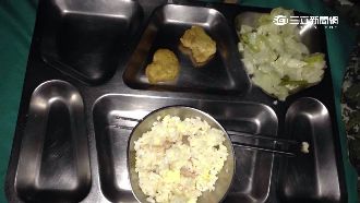 兩塊雞塊+炒飯　役男怨：吃的比豬差