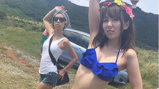 波多野結衣現身！甩陰霾赴沖繩開工