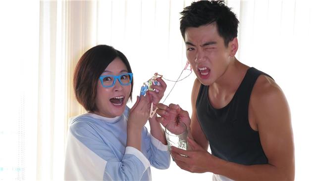 布魯斯愛整人　居然讓高中學長喝尿？