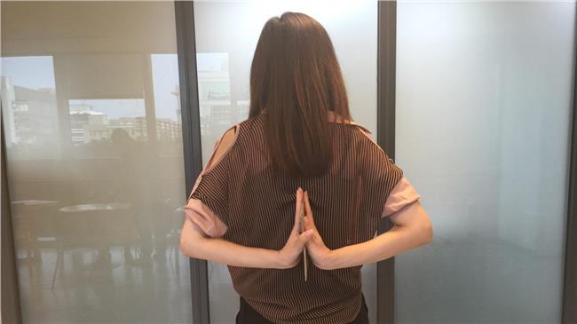 看誰最軟Q！「反手夾手機」正夯