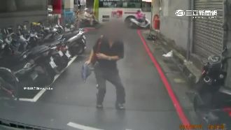 又是假車禍？阿伯用傘當枕躺地上