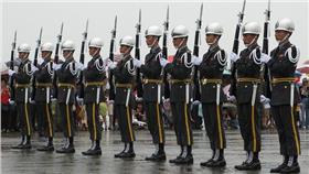 軍隊 翻攝flickr
https://www.flickr.com/photos/37697832@N06/4950379407/in/photolist-8xrZk6-8xrZiM-8xv2o1-8xrZg2-8xv2jC-8xv2iN-8xv2hs-8xv2gw-8xrZa8-8xv2em-8xrZ7H-8xrZ6Z-8xv2aW-8xrZ4B-8xv29b-8xrZ2x-8xv27s-8xrYZZ-CSr32-8ixGgK-vhZrSV-vfFKbw-v1pMeu-vfFJYC-ukZ5Mh-vhZETV-vfFYKW-o9fy17-8CYpWX-fGr4hj-fGr2GL-fGr1Wf-63ct1a-xZR2n7-rsHb3P-qRACKQ-uUQGxG-5ym1wV-8kwtwh-uCRXbx-auutwK-bWC5nm-e5Dm84-wR7nju-eKziiQ-e5DkMg-e5JZaY-5S18Ds-5ym184-aux7Mm