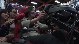 小英訪3C家電展　開車抖抖der～