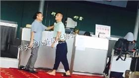 陳冠希機場和插隊大叔打起來／微博