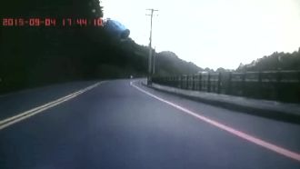 騎士為躲天燈慘摔車　無奈找不到人賠