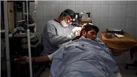 阿富汗醫生阿卜杜勒、收富濟貧、醫德-圖／路透社／達志影像