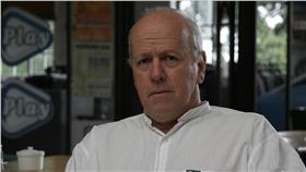 TED DAWE 圖 截取自BBC
http://www.independent.co.uk/arts-entertainment/books/news/young-adult-novel-into-the-river-banned-in-new-zealand-over-sexual-content-and-drug-taking-10490065.html