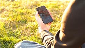 手機、悠閒／flickr-Titanas／https://www.flickr.com/photos/titanas/8357022407/in/photolist-dJtVBe-6z69uK-7bvP3r-9MCAV5-4ymRg7-9eCRXc-62Heqo-9JdM3z-qF6R6E-9va5ht-4qCVC1-7RE5xj-7VQXTA-awBzy5-dcH1gG-9JcaUW-pU5eW4-9na94Z-24drMT-h7xrUq-h4D6Mq-h4D3YD-h4CWNx-h4BhDw-h4Bi1w-9v9SWe-6DMQFC-pmBNUQ-h4EfAV-h4CQVk-h4CCE8-pKkpeK-q2TJgW-h4CQXA-bg57pZ-p2qNCg-4KgvGH-h4DabF-h4Ec9e-h4CWWb-h4CRRR-h4DZ6r-h4DVZg-h4DSnM-h4C6h1-h4Cdnm-6cs6Yu-dccznX-9cw4WW-2jiZtJ