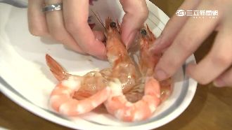 用這個方法剝蝦　紅透蝦殼完好如初！